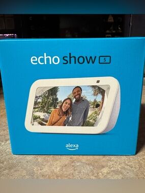 Amazon Echo Show 5 - White and Blue Packaging